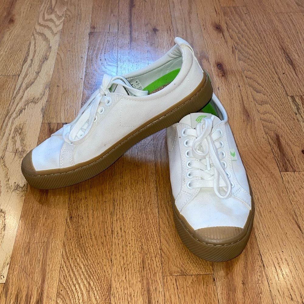Cariuma OCA White Canvas with Natural Gum Rubber Outsole & 100% Vegan Insole